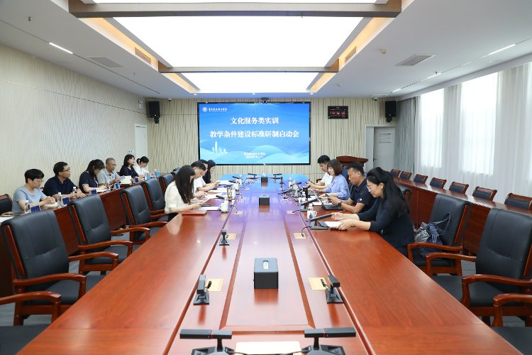 专家组一行实地考察了学校文物与艺术系
