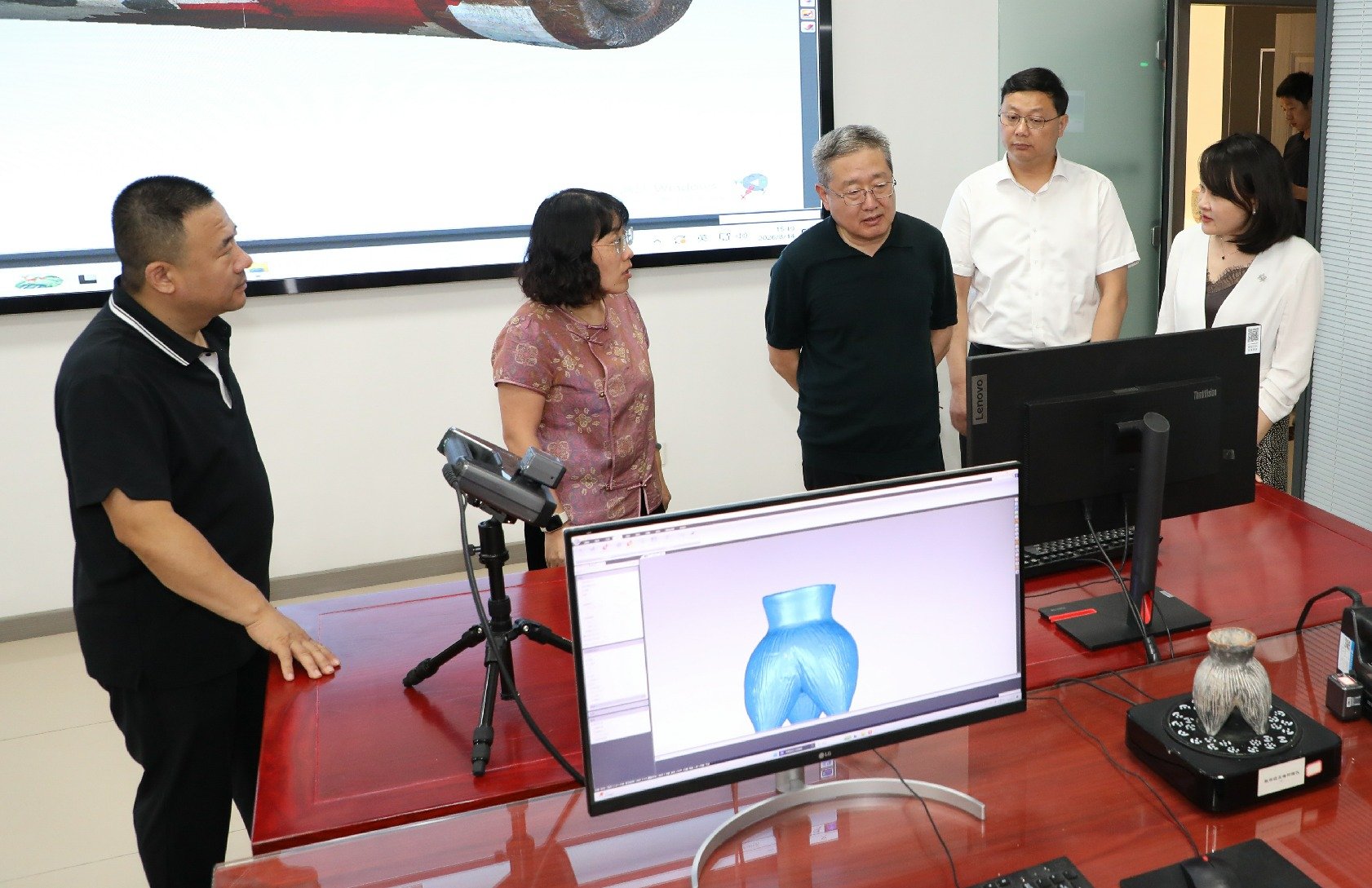 他向顺利结业的学员表示祝贺