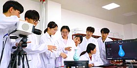 08-22学校2名教师应邀为哈工大（